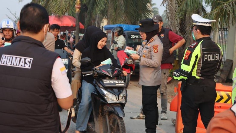 Kapolres Ogan Ilir Bagikan Masker dan Imbau Warga Cegah Karhutla