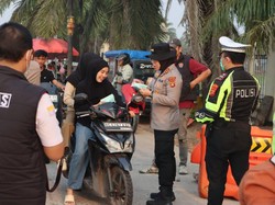 Kapolres Ogan Ilir Bagikan Masker dan Imbau Warga Cegah Karhutla