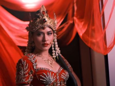 Potret Raisa Jadi Srikandi, Busana dan Pulasan Lipstik Merah Simbol Keberanian