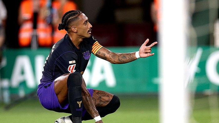 Raphinha selebrasi bak spider-man usai bobol gawang Elche.