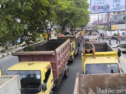 Ratusan Sopir Truk Demo di Balai Kota Samarinda, Macet Capai 4 Km