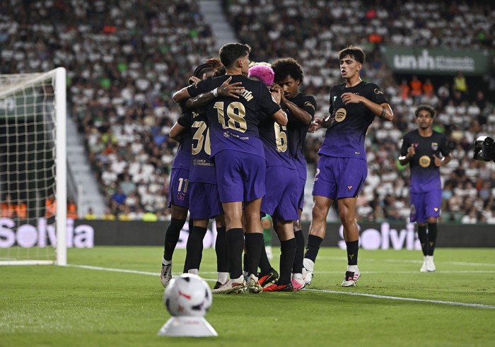 Soccer Football - LaLiga - Elche v FC Barcelona - Estadio Manuel Martinez Valero, Elche, Spain - August 23, 2026 FC Barcelonas Raphinha celebrates scoring their first goal with Fermin Lopez and Xavi Espart REUTERS/Pablo Morano