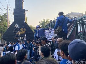 Mahasiswa Gelar Aksi Undip Melawan di Gubernuran