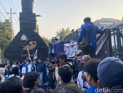 Mahasiswa Gelar Aksi Undip Melawan di Gubernuran