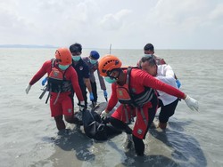 Dua Mayat Tanpa Identitas Ditemukan di Bangka Selatan, Tim SAR Evakuasi