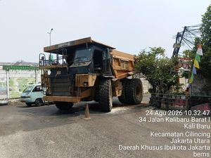 Truk Tambang Mogok Keluarkan Asap dan Api di Cilincing, Lalin Sempat Macet