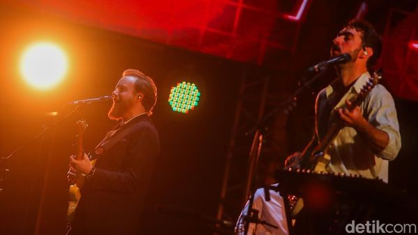 Two Door Cinema Club Ajak Penonton Bernyanyi di LaLaLa Fest 2026