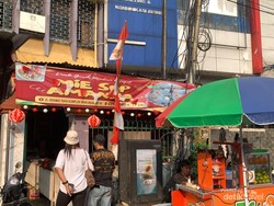 Hidden Gem, Nongkrong Dikelilingi Buku di Mie Sop Amanda