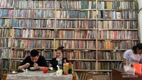Mie Sop Amanda, Tempat Makan Vintage di Toko Buku Lawas