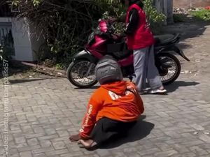 Kisah Azis, Ojol Difabel Jember yang Andalkan Skateboard untuk Jalan