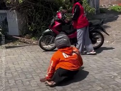 Kisah Azis, Ojol Difabel Jember yang Andalkan Skateboard untuk Jalan