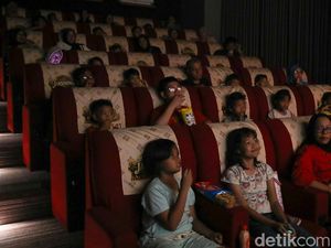 Ada Bioskop Mini di Tengah Pasar Rumput Jakarta