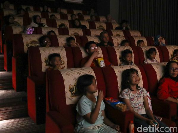 Ada Bioskop Mini di Tengah Pasar Rumput Jakarta