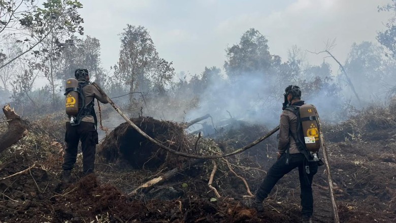 Tembus Asap Karhutla Kampar, Brimob Polda Riau Dilengkapi Breathing Apparatus