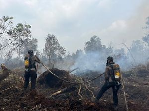 Tembus Asap Karhutla Kampar, Brimob Polda Riau Dilengkapi Breathing Apparatus