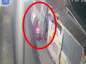 2 Pria Terekam CCTV Curi Motor Warga di Tamalate Makassar
