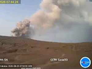 26 Kali Erupsi, Gunung Anak Krakatau Masih Aktif hingga Pagi Ini