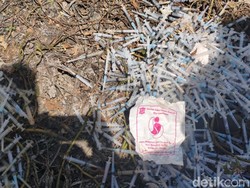 Ribuan Jarum Suntik Bekas Dibuang di Saluran Air Exit Tol Tambak Sumur