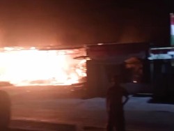 Kebakaran Hanguskan Pabrik Kayu dan Rumah di Manggala Makassar