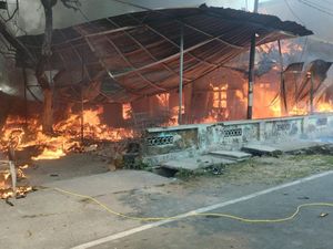 Saksi Ungkap 5 Orang Lompat Tembok Saat Rumah Produksi Sofa di Solo Terbakar