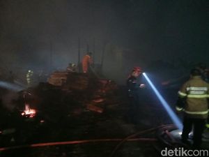 Kebakaran di Perumahan Pemda Manggala Makassar Malam Ini