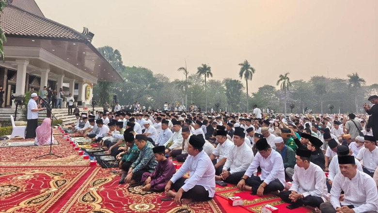 Ribuan Warga Palembang Ikut Salat Istisqa di Tengah Kabut Asap