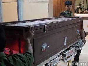 Isak Tangis Sambut Kepulangan Jenazah PMI Evi dari Arab Saudi