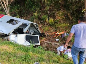 Innova Tabrak Mobil MCU RS Bekasi di Tol Bakter, 3 Orang Luka