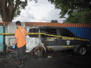 Mobil Patroli Polisi di Surabaya Dibakar, Pelaku Ditangkap Tak Lama