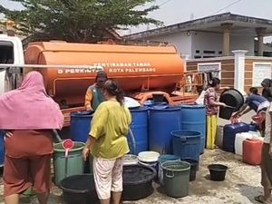 Walkot Palembang Salurkan 9 Mobil Tangki Air ke Warga Sukajaya