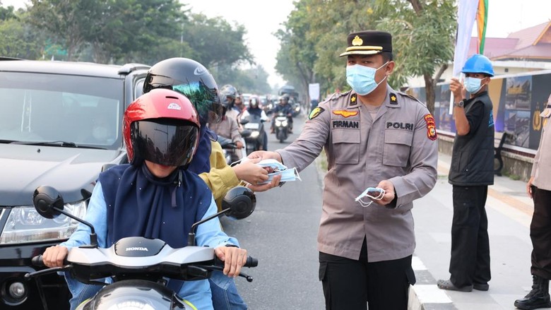 Polda Riau Bagikan Ribuan Masker Cegah Paparan Asap Karhutla di Pekanbaru