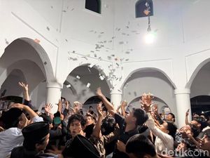 Menengok Tradisi Maulidan Lempar Uang di Masjid Wakaf Jamsaren Kota Kediri