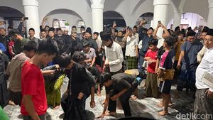 Tradisi Lempar Uang Mewarnai Peringatan Maulid Nabi di Masjid Wakaf Jamsaren