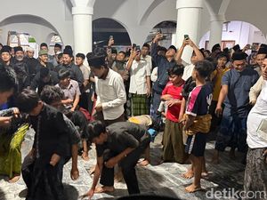 Tradisi Lempar Uang Mewarnai Peringatan Maulid Nabi di Masjid Wakaf Jamsaren