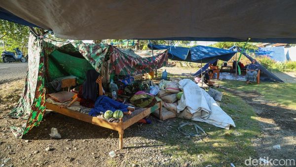 Trauma Gempa, Warga Nagekeo NTT Pilih Tidur di Tenda