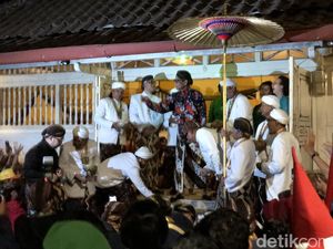 Momen Warga Berebut Udhik-udhik dari Sultan HB X Saat Kondur Gangsa