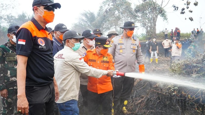 Gubernur Jambi Turun ke Lokasi Karhutla, Minta Water Bombing Dioptimalkan