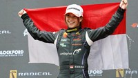 Top! Amara Angelica Juara 1 Balapan Mobil di Korea