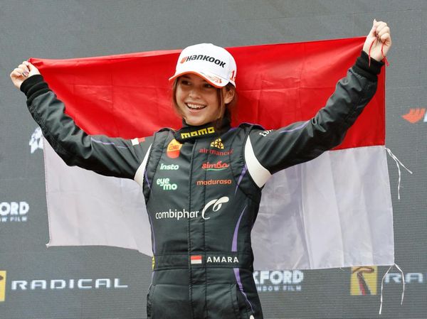Top! Amara Angelica Juara 1 Balapan Mobil di Korea