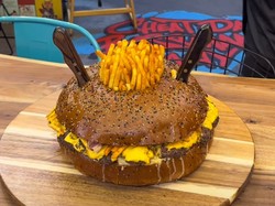 Viral! Burger Keju Seberat 5 Kg Bikin Foodies Penasaran