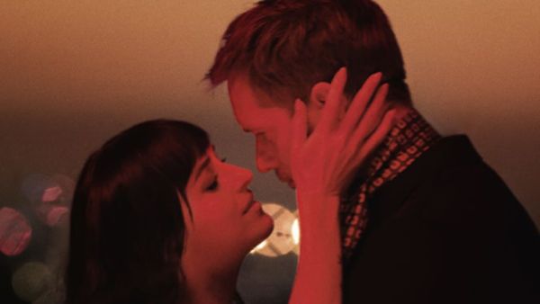 Dakota Johnson dan Alexander Skarsgard Ciuman Panas untuk Parfum Valentino