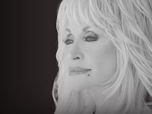 Dolly Parton Meninggal, Trump Perintahkan Kibarkan Bendera Setengah Tiang