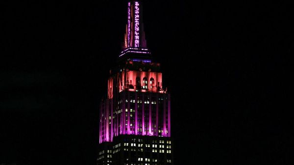 Foto: Empire State Building Berkilau Pink, Penghormatan untuk Dolly Parton