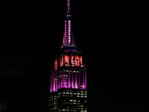 Foto: Empire State Building Berkilau Pink, Penghormatan untuk Dolly Parton