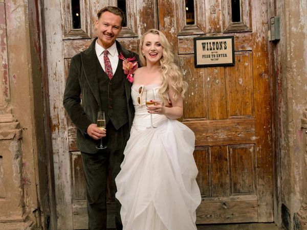 Momen Pernikahan Bintang Harry Potter Evanna Lynch dengan Dennis Skinner