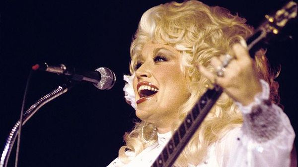 Foto: Gaya Ikonis Dolly Parton, Ratu Country Wafat dalam Usia 80 Tahun