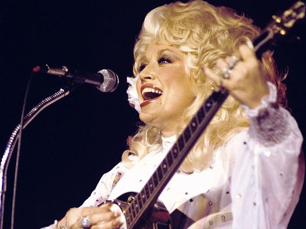 Foto: Gaya Ikonis Dolly Parton, Ratu Country Wafat dalam Usia 80 Tahun