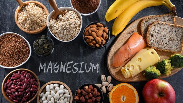 ilustrasi magnesium Composition with food products rich in magnesium.