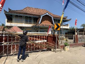Sudah 5 Hari Disegel Warga, Pelayanan Kantor Desa Kebon Ayu Lumpuh