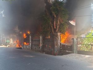 Kebakaran Bus di Depan SMA 5 Makassar, Damkar Lakukan Pendinginan